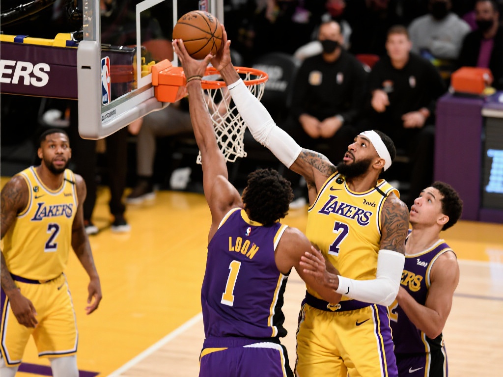 里夫斯:篮板保护不足成为今晚失利关键因素 以湖人队为例,过去几场比赛中,他们在面对