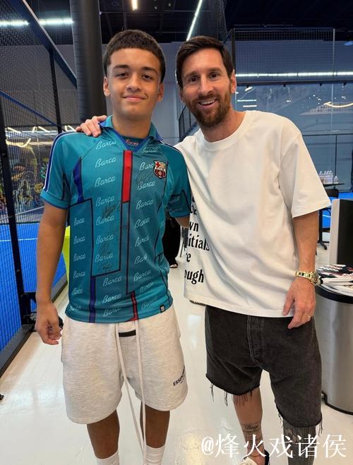 梅西与球迷互动