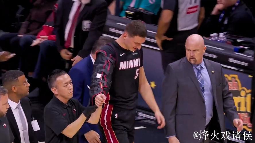 约维奇遭犯规扣篮失衡摔落,手肘受伤需护臂保护下场治疗 约维奇遭犯规扣篮失衡摔落,手肘受伤需护臂保护下场治疗